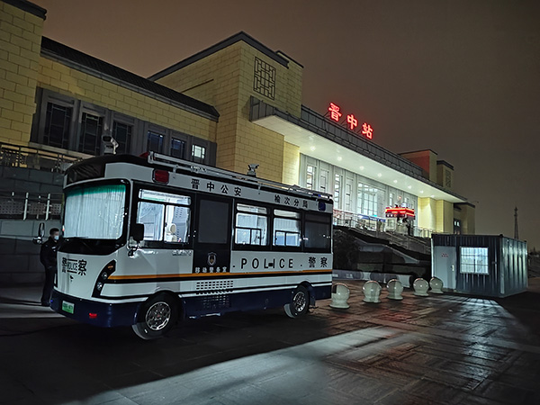 移動警務(wù)室“亮燈”24小時震懾犯罪(圖3) 移動警務(wù)室“亮燈”24小時震懾犯罪(圖3)