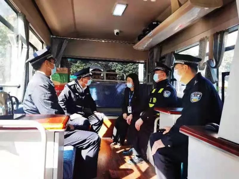 移動警務(wù)室“亮燈”24小時震懾犯罪(圖5) 移動警務(wù)室“亮燈”24小時震懾犯罪(圖5)
