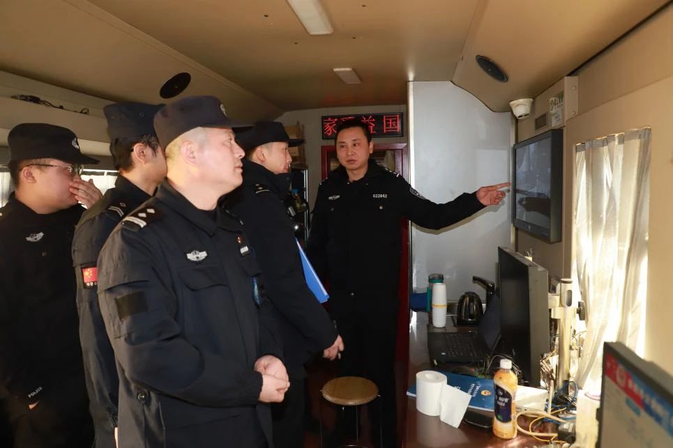 移動警務(wù)室“亮燈”24小時震懾犯罪(圖7) 移動警務(wù)室“亮燈”24小時震懾犯罪(圖7)