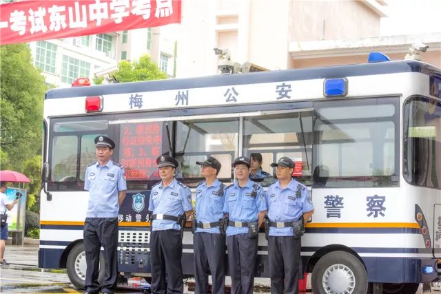 移動(dòng)警務(wù)室便民服務(wù)切實(shí)增強(qiáng)群眾安全感滿(mǎn)意度(圖6)