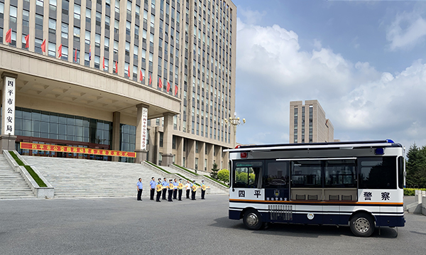 移動警務(wù)方艙“列裝” 四平市公安局隆重舉行移動警務(wù)方艙發(fā)放儀式 (圖1) 移動警務(wù)方艙“列裝” 四平市公安局隆重舉行移動警務(wù)方艙發(fā)放儀式 (圖1)
