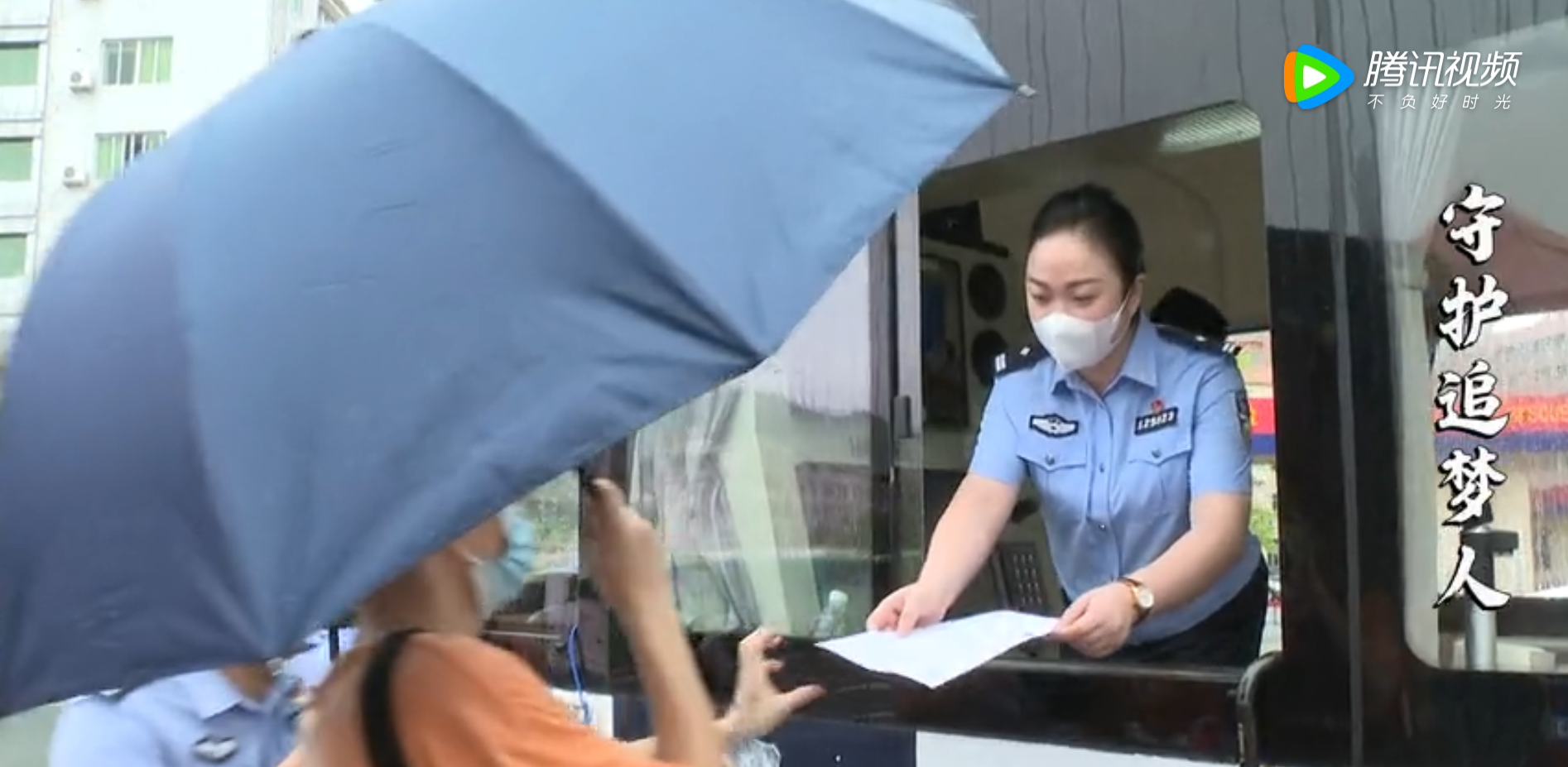 移動(dòng)警務(wù)室:街面執(zhí)勤服務(wù)群眾(圖10) 移動(dòng)警務(wù)室:街面執(zhí)勤服務(wù)群眾(圖10)