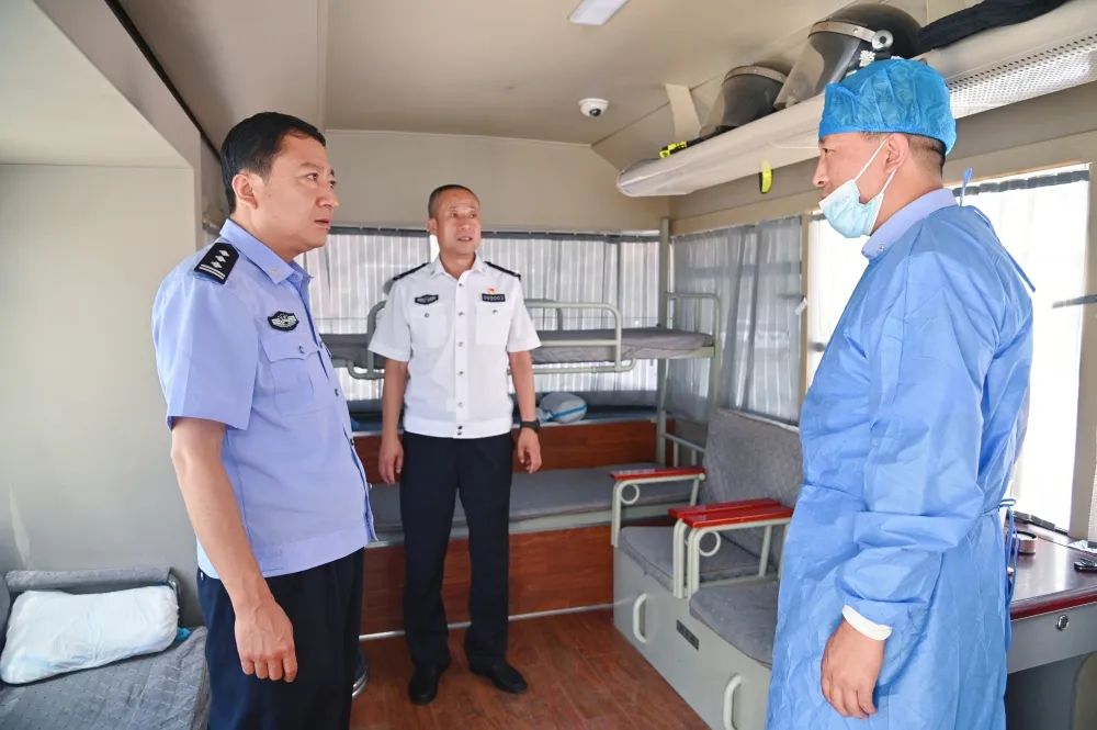 永靖縣公安局黨委慰問高溫一線執(zhí)勤民輔警(圖3) 永靖縣公安局黨委慰問高溫一線執(zhí)勤民輔警(圖3)
