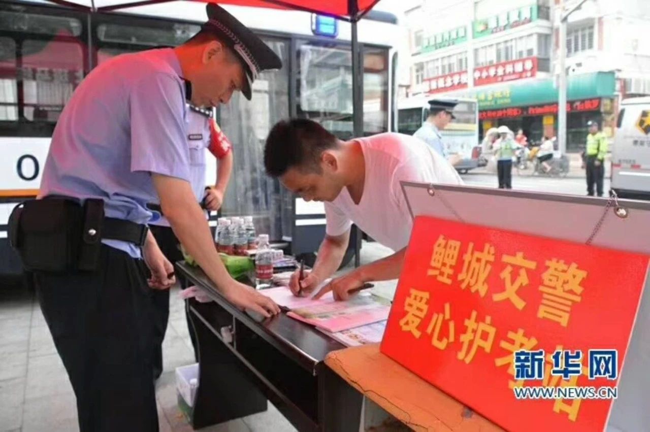 移動(dòng)警務(wù)室:警務(wù)前移 觸角前伸 做強(qiáng)基層基礎(chǔ)工作(圖5) 移動(dòng)警務(wù)室:警務(wù)前移 觸角前伸 做強(qiáng)基層基礎(chǔ)工作(圖5)