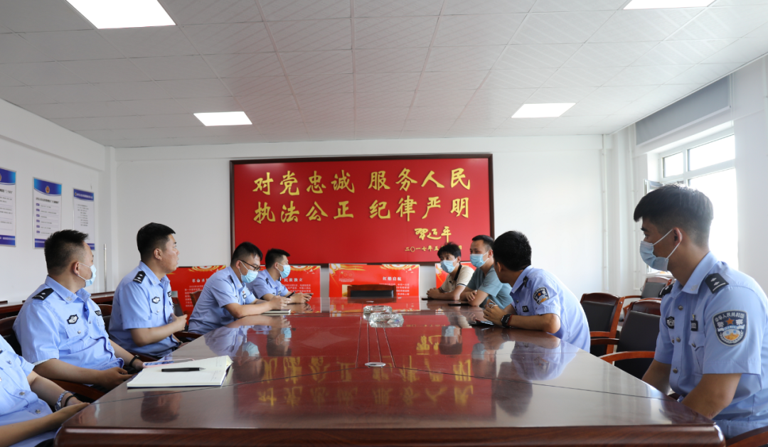 黑河合作區(qū)公安分局開展移動警務(wù)室操作使用培訓(xùn)(圖1) 黑河合作區(qū)公安分局開展移動警務(wù)室操作使用培訓(xùn)(圖1)