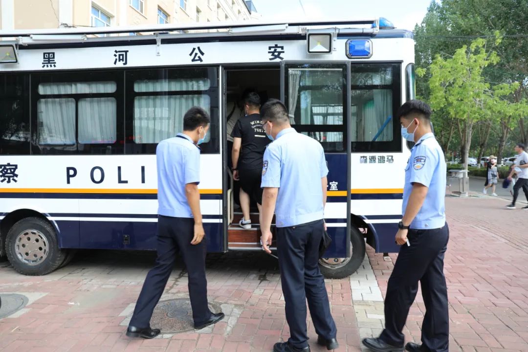 黑河合作區(qū)公安分局開展移動警務(wù)室操作使用培訓(xùn)(圖2) 黑河合作區(qū)公安分局開展移動警務(wù)室操作使用培訓(xùn)(圖2)