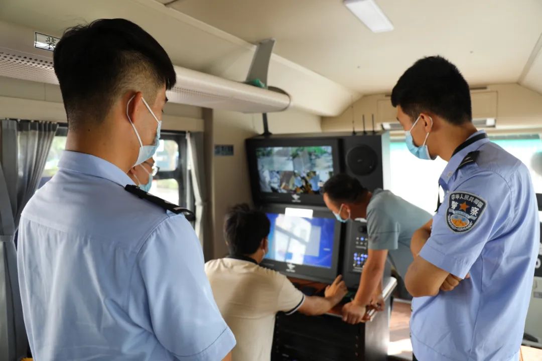 黑河合作區(qū)公安分局開展移動警務(wù)室操作使用培訓(xùn)(圖4) 黑河合作區(qū)公安分局開展移動警務(wù)室操作使用培訓(xùn)(圖4)