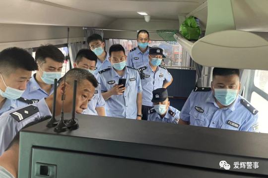 黑河市愛輝公安分局組織開展移動警務(wù)室操作使用培訓(xùn)(圖2) 黑河市愛輝公安分局組織開展移動警務(wù)室操作使用培訓(xùn)(圖2)