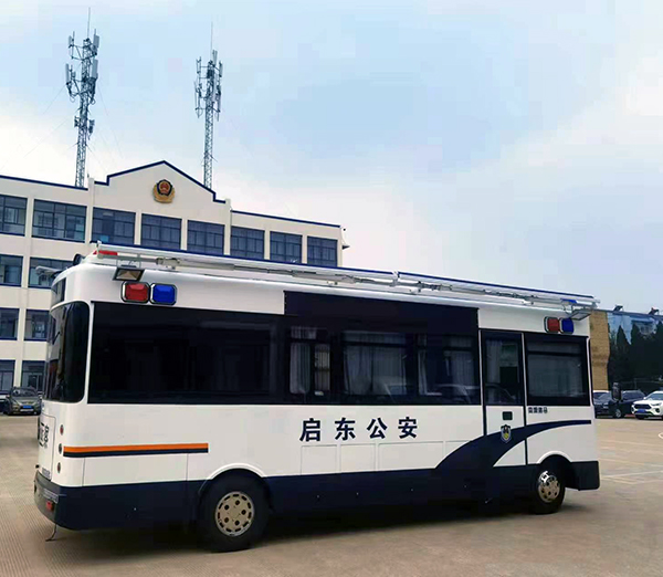 江蘇啟東市移動警務(wù)室上崗執(zhí)勤(圖2) 江蘇啟東市移動警務(wù)室上崗執(zhí)勤(圖2)
