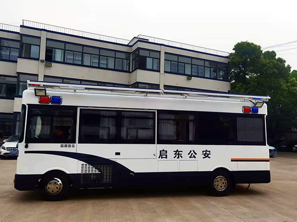 江蘇啟東市移動警務(wù)室上崗執(zhí)勤(圖3) 江蘇啟東市移動警務(wù)室上崗執(zhí)勤(圖3)