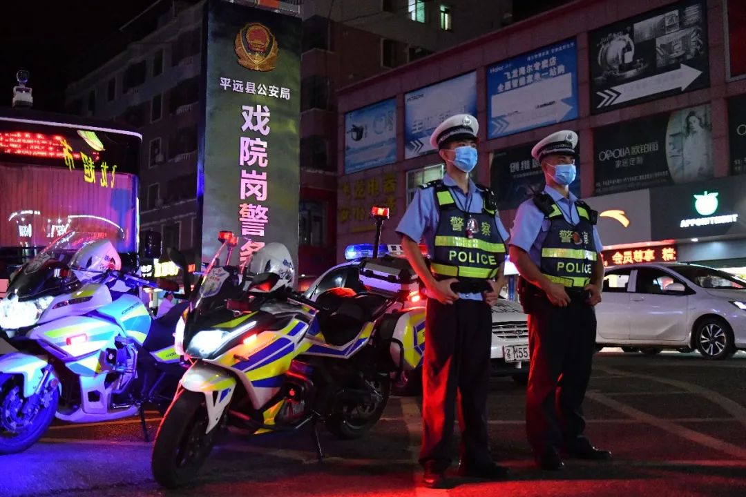 當(dāng)好“守夜人” 點(diǎn)亮“平安燈”！直擊梅州公安夏夜治安巡查宣防集中統(tǒng)一行(圖1)
