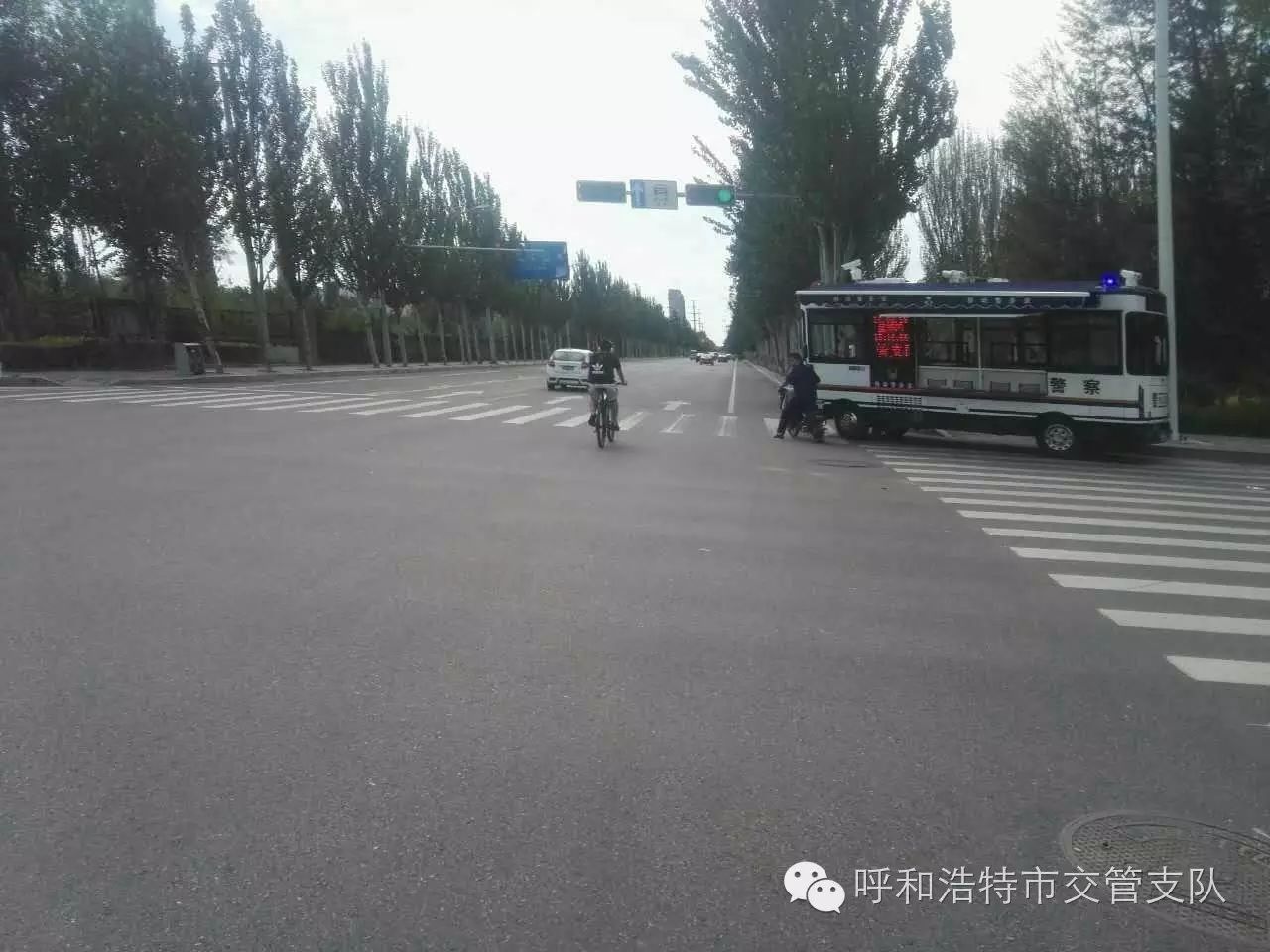 呼和浩特||賽罕區(qū)移動警務(wù)室亮相轄區(qū)重點路段(圖1) 呼和浩特||賽罕區(qū)移動警務(wù)室亮相轄區(qū)重點路段(圖1)