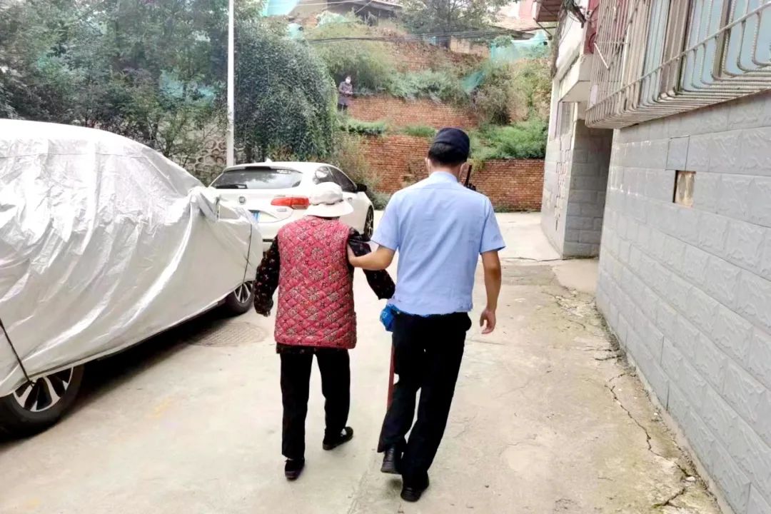 作風(fēng)大轉(zhuǎn)變丨平安守護(hù) 民警“助力”年邁老人安全回家(圖2) 作風(fēng)大轉(zhuǎn)變丨平安守護(hù) 民警“助力”年邁老人安全回家(圖2)