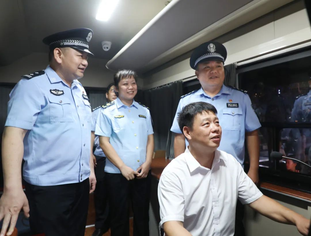 警務(wù)前移 觸角前伸——“移動(dòng)警務(wù)室”亮相東蘭街頭(圖7) 警務(wù)前移 觸角前伸——“移動(dòng)警務(wù)室”亮相東蘭街頭(圖7)