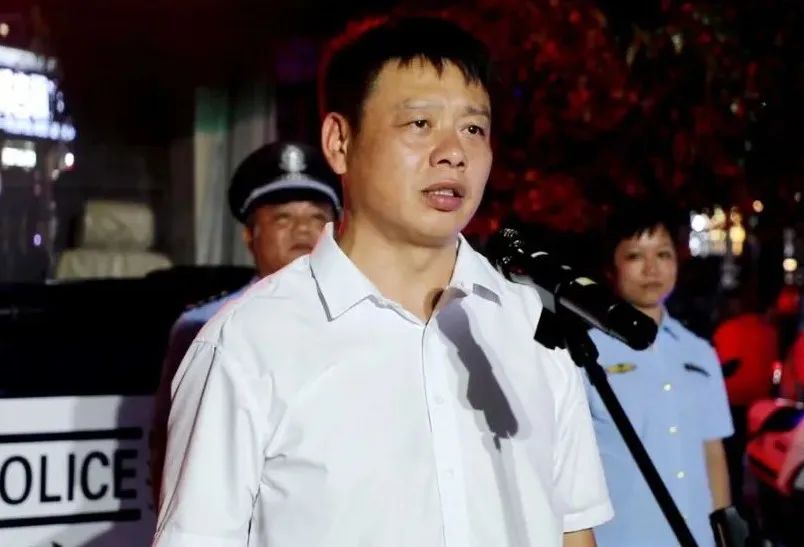 警務(wù)前移 觸角前伸——“移動(dòng)警務(wù)室”亮相東蘭街頭(圖1) 警務(wù)前移 觸角前伸——“移動(dòng)警務(wù)室”亮相東蘭街頭(圖1)