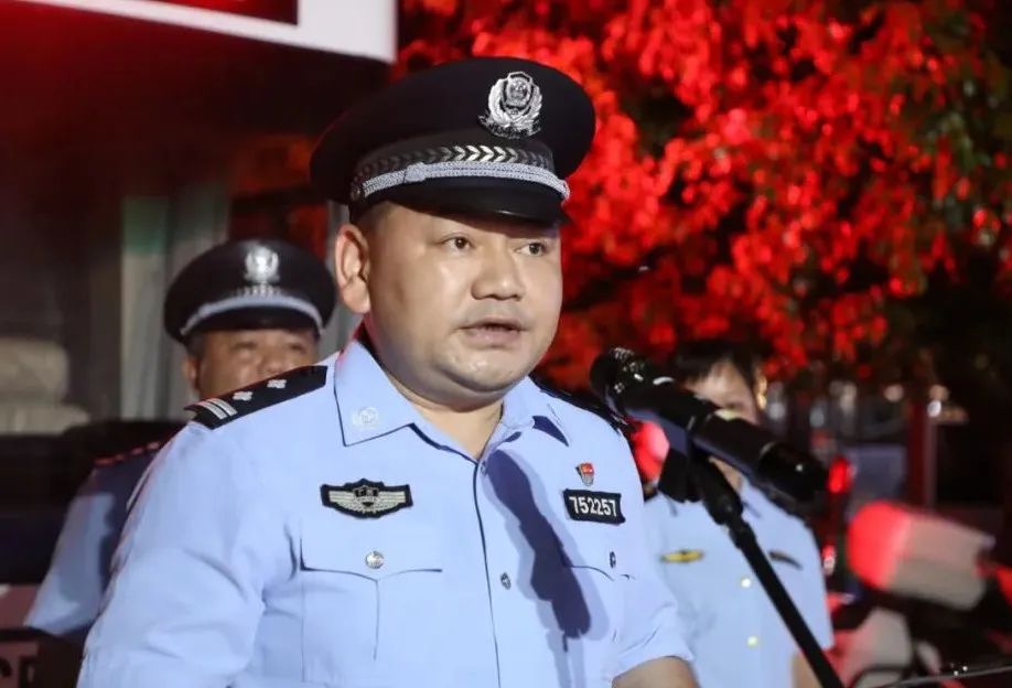 警務(wù)前移 觸角前伸——“移動(dòng)警務(wù)室”亮相東蘭街頭(圖3) 警務(wù)前移 觸角前伸——“移動(dòng)警務(wù)室”亮相東蘭街頭(圖3)