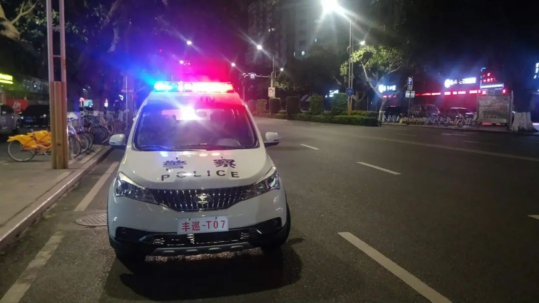 移動(dòng)警務(wù)室“警燈閃爍”護(hù)平安(圖5) 移動(dòng)警務(wù)室“警燈閃爍”護(hù)平安(圖5)