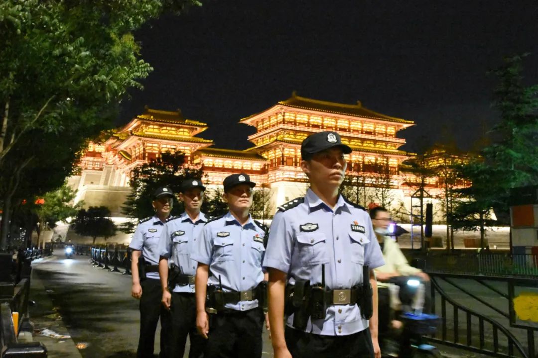 守護(hù)萬(wàn)家團(tuán)圓！洛陽(yáng)公安全力開(kāi)展夏夜治安巡查宣防第三次集中統(tǒng)一行動(dòng)(圖1)