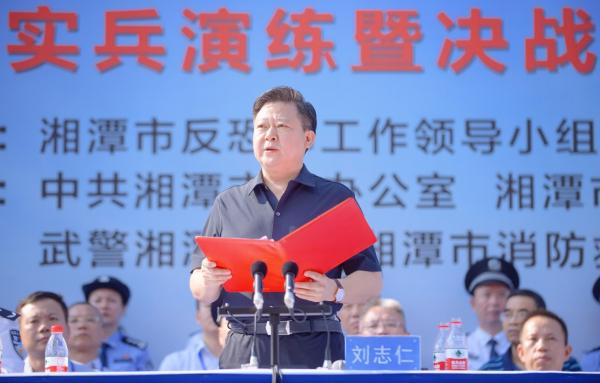 湘潭市“喜迎二十大 忠誠保平安”實兵演練暨誓師大會舉行(圖2) 湘潭市“喜迎二十大 忠誠保平安”實兵演練暨誓師大會舉行(圖2)