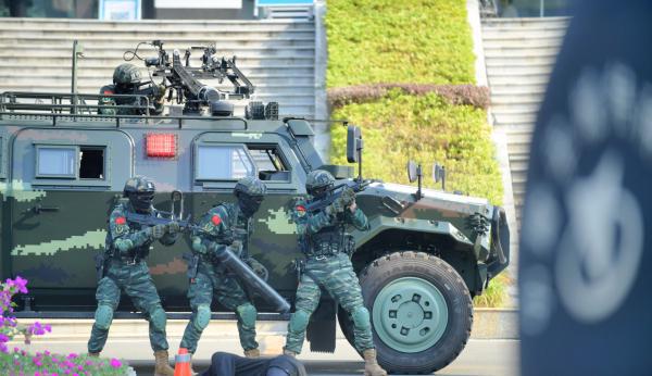 湘潭市“喜迎二十大 忠誠保平安”實兵演練暨誓師大會舉行(圖4) 湘潭市“喜迎二十大 忠誠保平安”實兵演練暨誓師大會舉行(圖4)