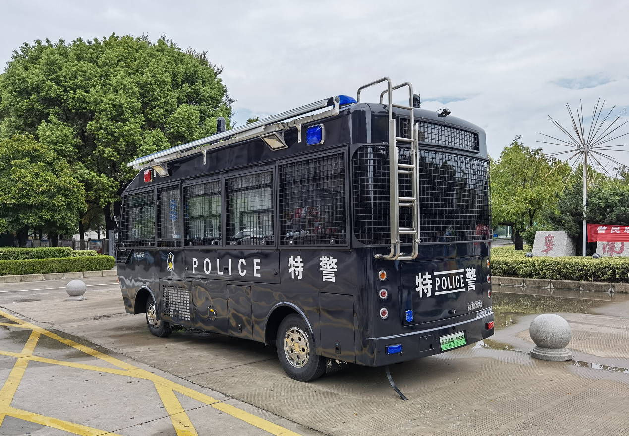 警務(wù)前移 站崗執(zhí)勤—安徽阜南縣智慧警務(wù)便民工作站上崗執(zhí)勤(圖4) 警務(wù)前移 站崗執(zhí)勤—安徽阜南縣智慧警務(wù)便民工作站上崗執(zhí)勤(圖4)