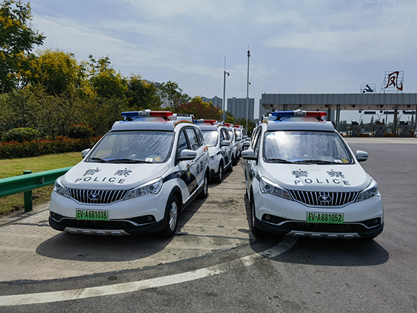 安徽鳳臺(tái)縣電動(dòng)巡邏車上崗執(zhí)勤(圖1) 安徽鳳臺(tái)縣電動(dòng)巡邏車上崗執(zhí)勤(圖1)