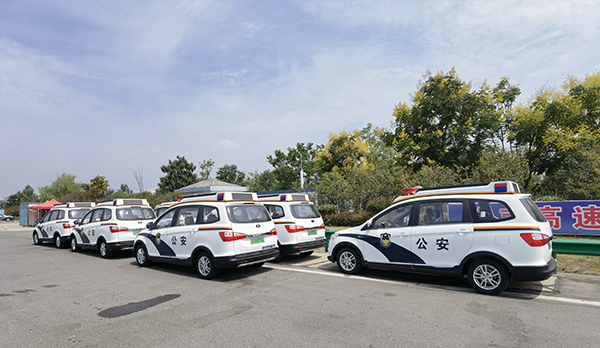 安徽鳳臺(tái)縣電動(dòng)巡邏車上崗執(zhí)勤(圖4) 安徽鳳臺(tái)縣電動(dòng)巡邏車上崗執(zhí)勤(圖4)