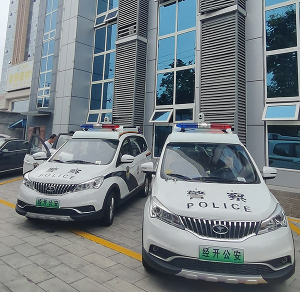 四川廣元市電動(dòng)巡邏車(chē)上崗執(zhí)勤(圖2) 四川廣元市電動(dòng)巡邏車(chē)上崗執(zhí)勤(圖2)