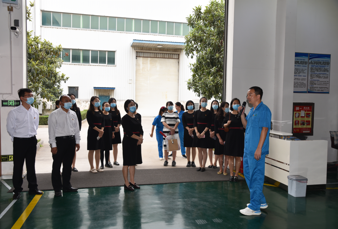 鄭州經(jīng)開區(qū)列子小學老師走進森源鴻馬參觀黨建工作(圖1)