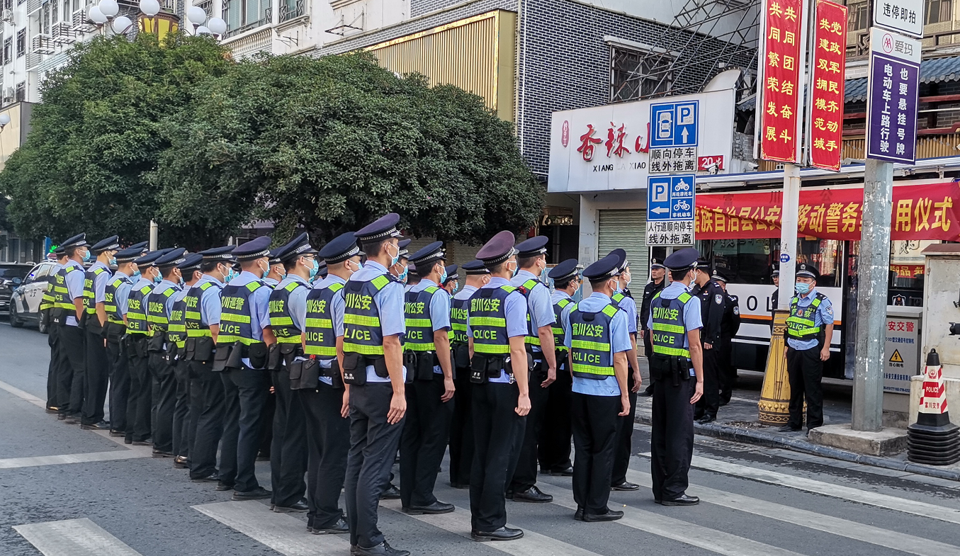 廣西富川瑤族自治縣移動(dòng)警務(wù)室啟用(圖2) 廣西富川瑤族自治縣移動(dòng)警務(wù)室啟用(圖2)