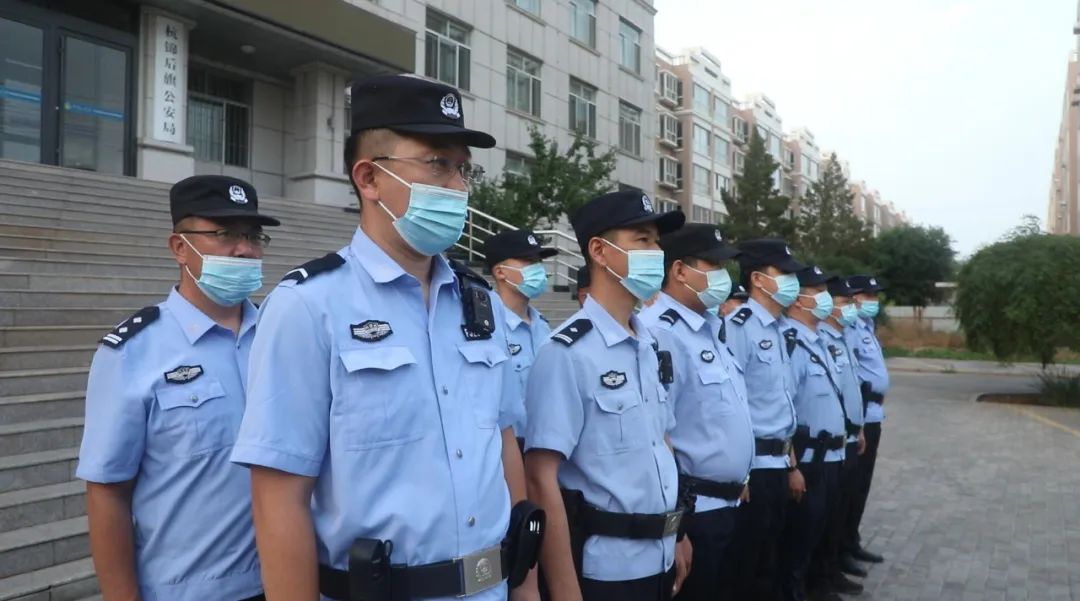 杭錦后旗公安局構(gòu)建巡邏防控“四大體系”為平安杭后建設(shè)筑牢“堅(jiān)固屏障”(圖2) 杭錦后旗公安局構(gòu)建巡邏防控“四大體系”為平安杭后建設(shè)筑牢“堅(jiān)固屏障”(圖2)