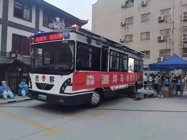 移動警務(wù)室助力打贏疫情防控阻擊戰(zhàn)(圖2) 移動警務(wù)室助力打贏疫情防控阻擊戰(zhàn)(圖2)