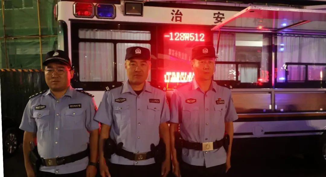 防范宣傳 便民服務(wù)||移動警務(wù)室平安守護一肩挑(圖2) 防范宣傳 便民服務(wù)||移動警務(wù)室平安守護一肩挑(圖2)