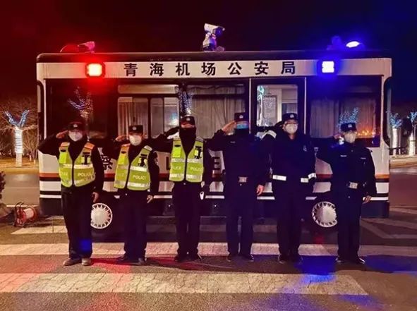 移動警務(wù)室助力民警開啟交通安全崗(圖1) 移動警務(wù)室助力民警開啟交通安全崗(圖1)