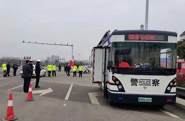 移動警務(wù)室助力民警開啟交通安全崗(圖2) 移動警務(wù)室助力民警開啟交通安全崗(圖2)