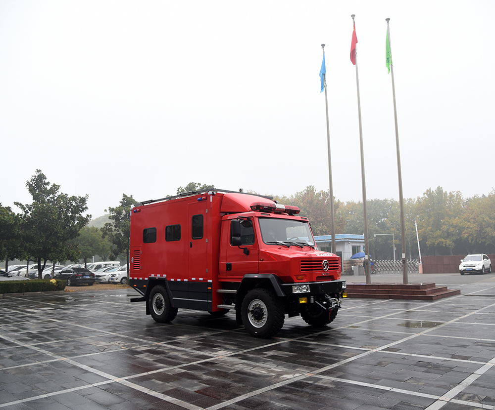 全地形森林消防車 涉水深度1.5米(圖4) 全地形森林消防車 涉水深度1.5米(圖4)