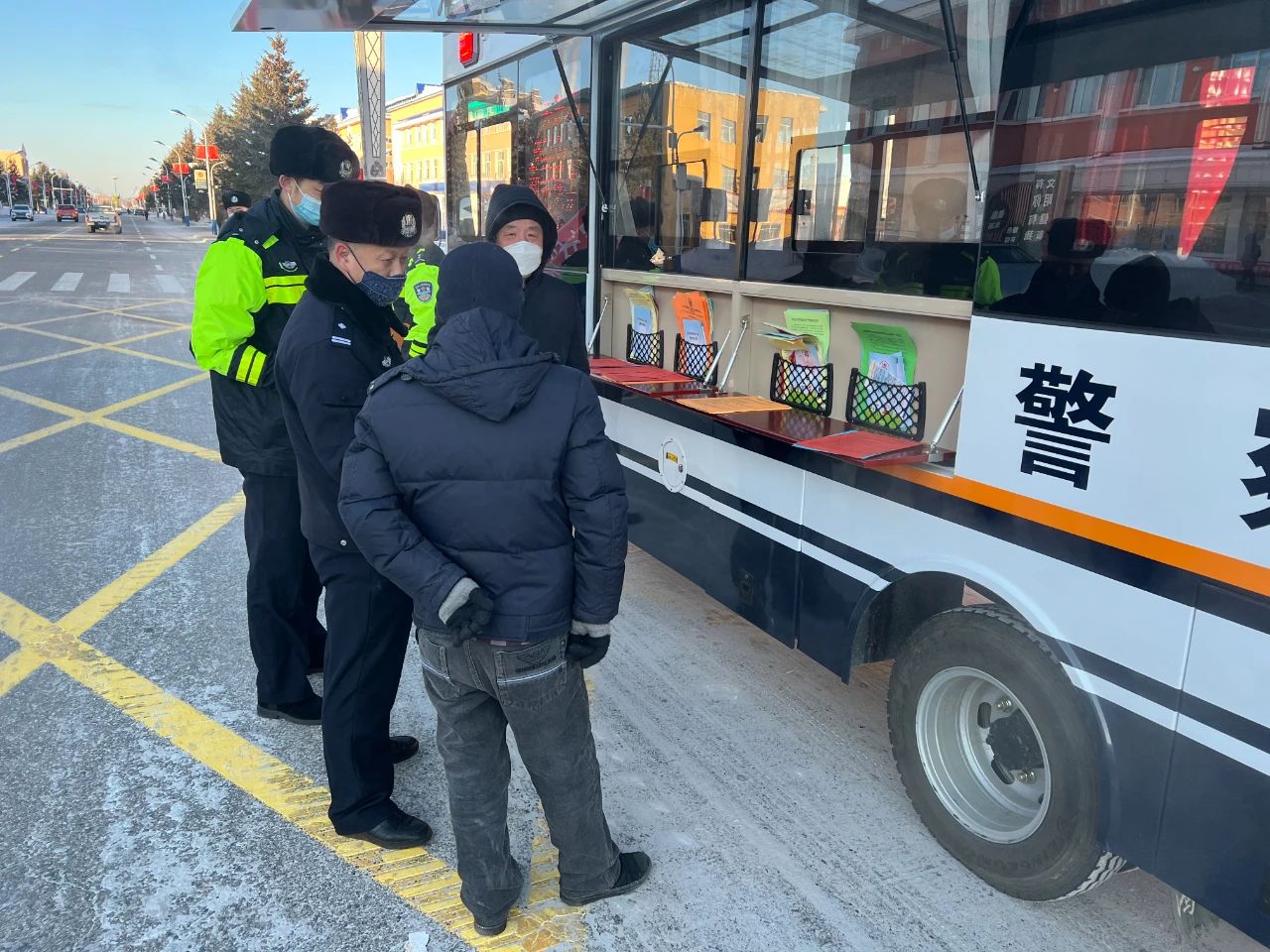 森源鴻馬移動(dòng)警務(wù)室助力圖強(qiáng)分局開展“110宣傳日”主題宣傳活動(dòng)(圖3) 森源鴻馬移動(dòng)警務(wù)室助力圖強(qiáng)分局開展“110宣傳日”主題宣傳活動(dòng)(圖3)