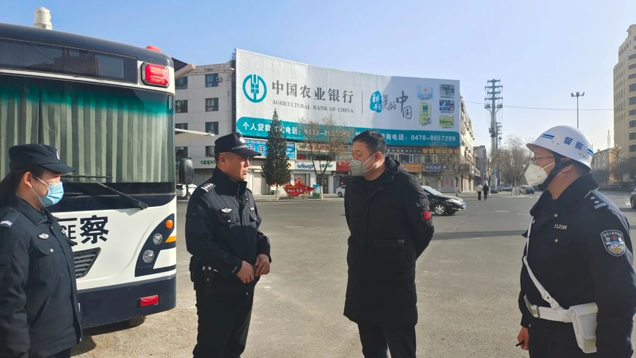 【春節(jié)我在崗】移動(dòng)警務(wù)室守護(hù)平安(圖2) 【春節(jié)我在崗】移動(dòng)警務(wù)室守護(hù)平安(圖2)