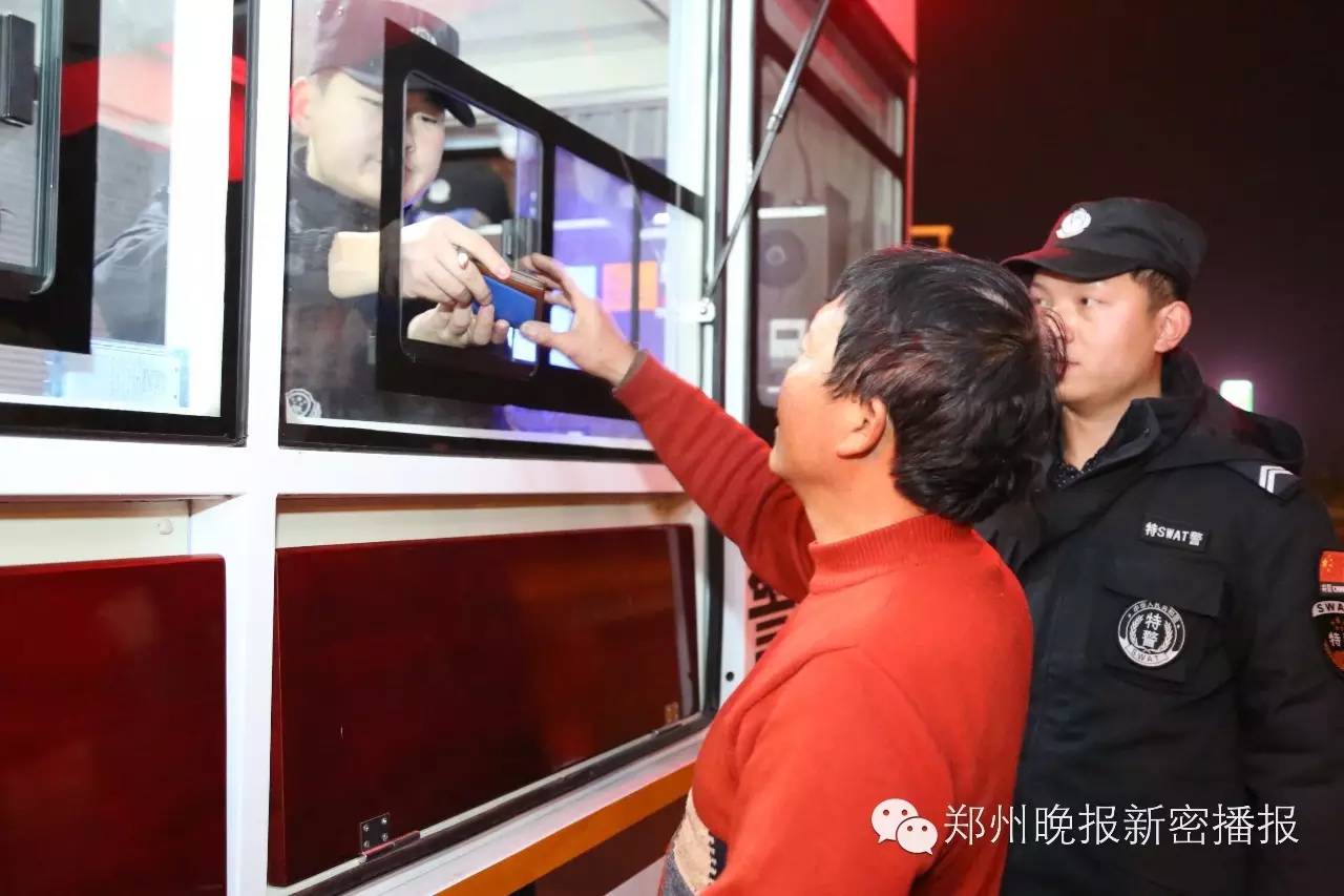 移動警務(wù)室便民服務(wù)暖人心(圖1) 移動警務(wù)室便民服務(wù)暖人心(圖1)