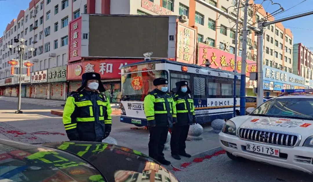 森源鴻馬移動警務(wù)室助力勃利縣公安局多警種聯(lián)動護衛(wèi)百姓平安過年(圖2) 森源鴻馬移動警務(wù)室助力勃利縣公安局多警種聯(lián)動護衛(wèi)百姓平安過年(圖2)