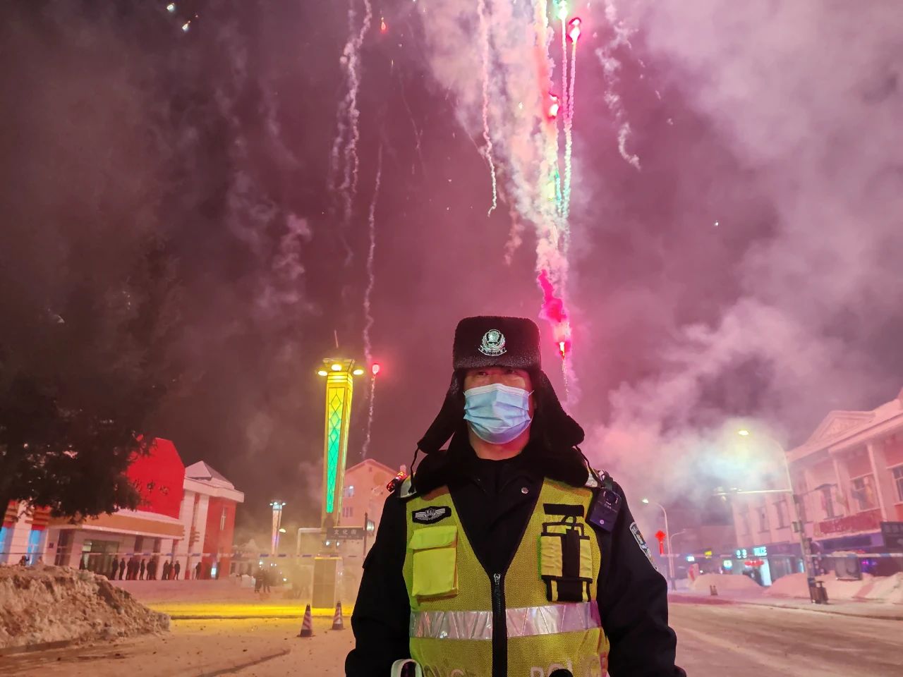 森源鴻馬移動(dòng)警務(wù)室助力圖強(qiáng)交警圓滿(mǎn)完成2023年焰火燃放活動(dòng)交通安保任務(wù)(圖2) 森源鴻馬移動(dòng)警務(wù)室助力圖強(qiáng)交警圓滿(mǎn)完成2023年焰火燃放活動(dòng)交通安保任務(wù)(圖2)