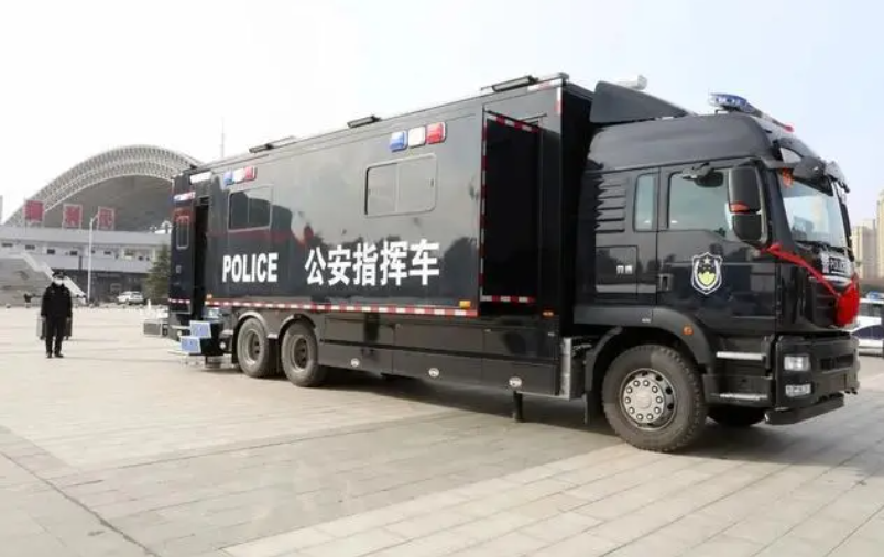 河南省周口市公安局舉行新型警用裝備配發(fā)儀式！森源鴻馬公安指揮車霸氣亮相(圖3)