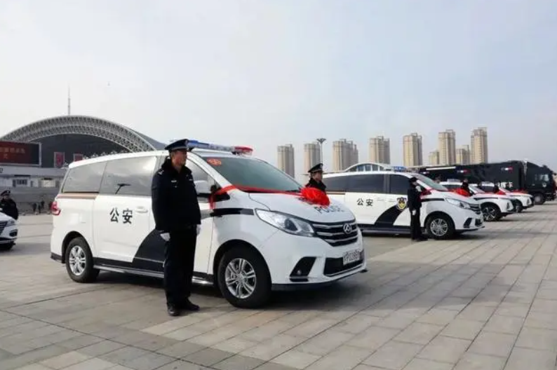河南省周口市公安局舉行新型警用裝備配發(fā)儀式！森源鴻馬公安指揮車霸氣亮相(圖4)