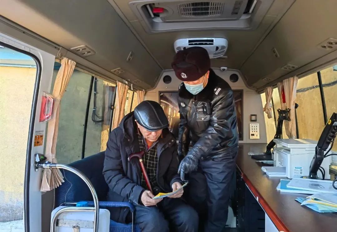 森源鴻馬移動“小警局” 搭建“警民連心橋”(圖2) 森源鴻馬移動“小警局” 搭建“警民連心橋”(圖2)