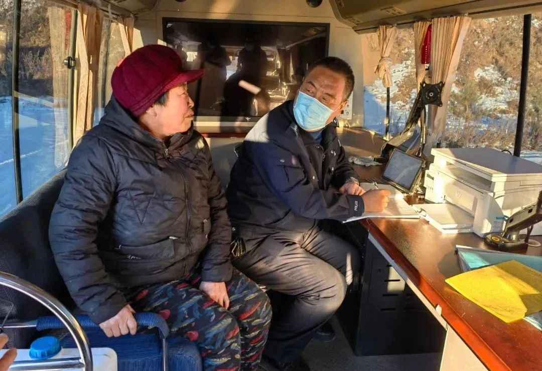 森源鴻馬移動“小警局” 搭建“警民連心橋”(圖4) 森源鴻馬移動“小警局” 搭建“警民連心橋”(圖4)