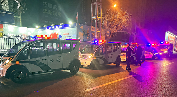 警燈閃爍 守護(hù)平安||河南商丘電動(dòng)巡邏車上崗守護(hù)萬(wàn)家燈火(圖2) 警燈閃爍 守護(hù)平安||河南商丘電動(dòng)巡邏車上崗守護(hù)萬(wàn)家燈火(圖2)