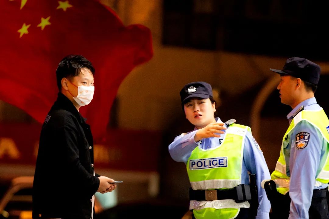 森源鴻馬移動(dòng)警務(wù)室助力鄭東新區(qū)警方聚焦實(shí)戰(zhàn)——推進(jìn)治安防控體系建設(shè)(圖1) 森源鴻馬移動(dòng)警務(wù)室助力鄭東新區(qū)警方聚焦實(shí)戰(zhàn)——推進(jìn)治安防控體系建設(shè)(圖1)