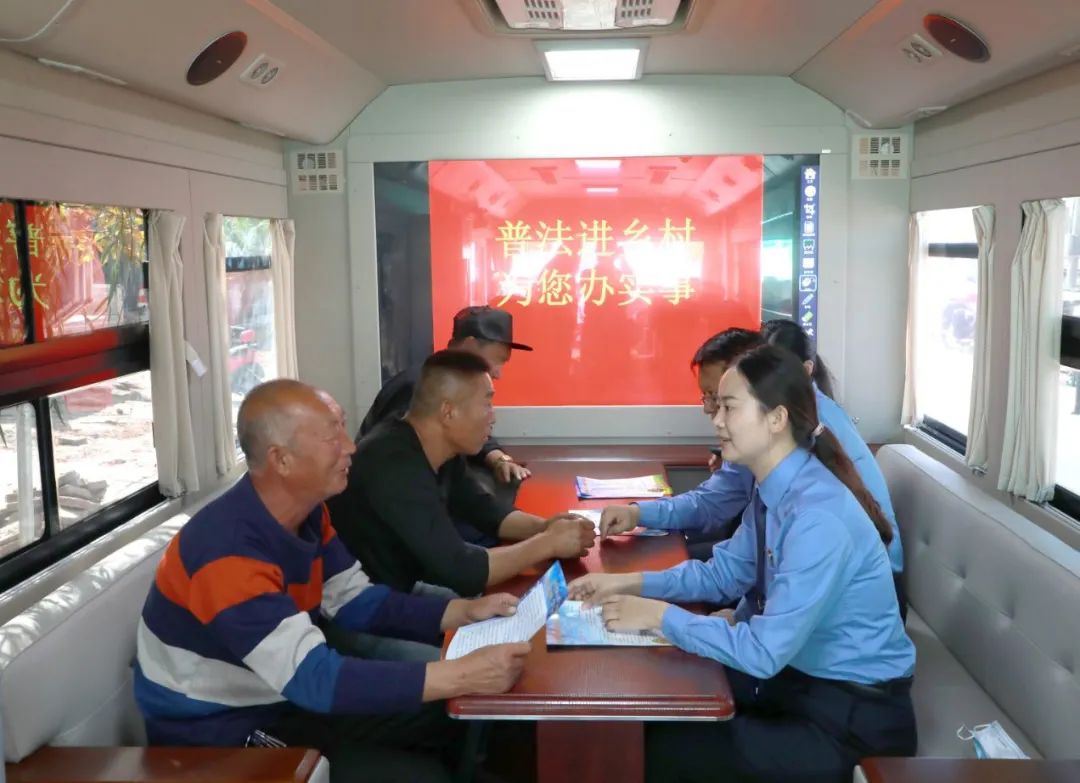 檢察為民又添新助手——檢察直通車將法治服務送到村民家門口(圖4) 檢察為民又添新助手——檢察直通車將法治服務送到村民家門口(圖4)