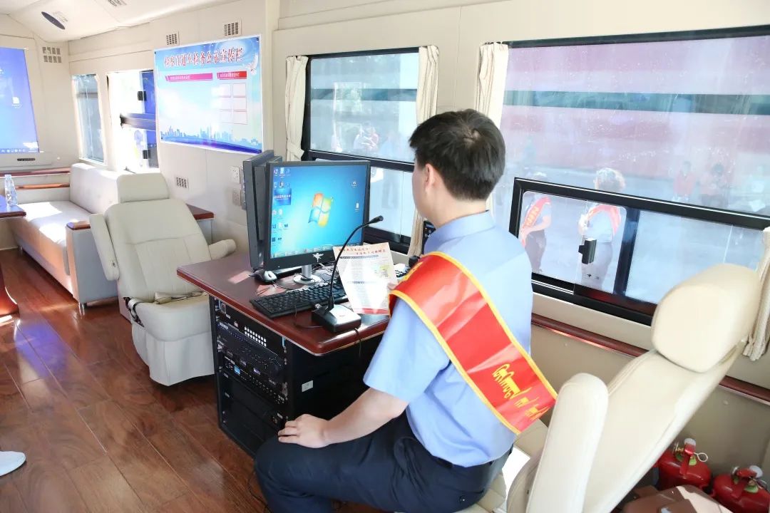 檢察直通車:送法進鄉(xiāng)村 普法潤人心(圖2) 檢察直通車:送法進鄉(xiāng)村 普法潤人心(圖2)