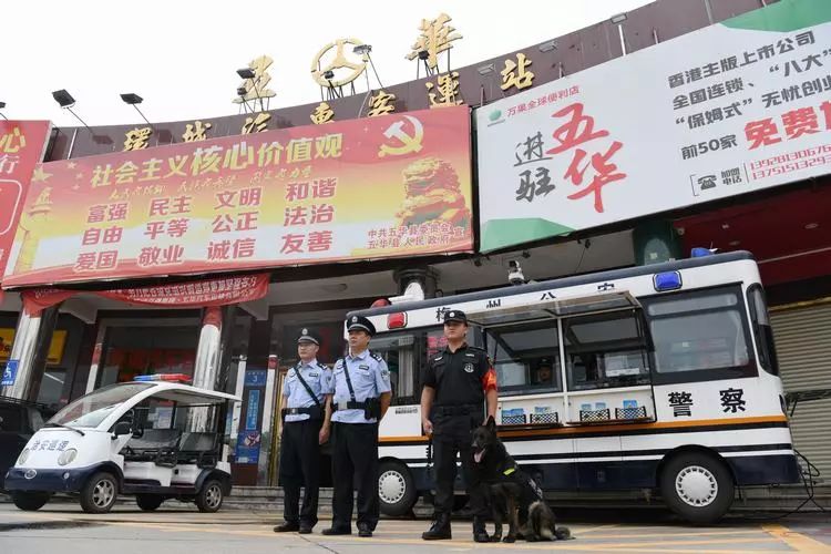 顯性用警:森源鴻馬移動(dòng)警務(wù)車進(jìn)一步提升街面見警率管事率 (圖1) 顯性用警:森源鴻馬移動(dòng)警務(wù)車進(jìn)一步提升街面見警率管事率 (圖1)